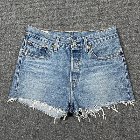 Levis 501 Light Wash Denim Cut Off Frayed Hem Shorts Womens Size 27 0925 - Picture 2 of 11